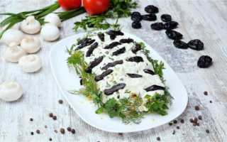 Салат Березка с черносливом и курицей и грибами слоями рецепт с фото пошагово
