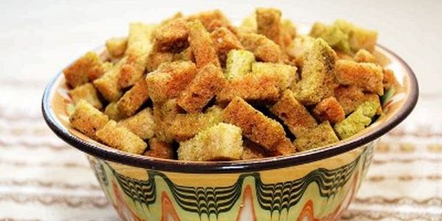 Сухарики с чесноком в духовке