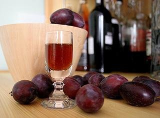 брага для самогона из слив и сливы на столе