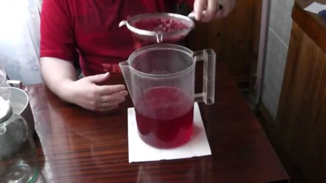 Готовим прекрасное вино из клюквы